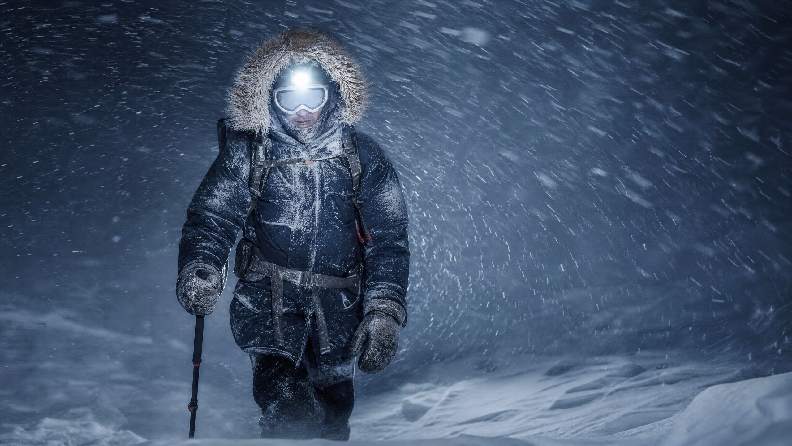 极地探险者身穿全套​防寒装备在雪地中行进